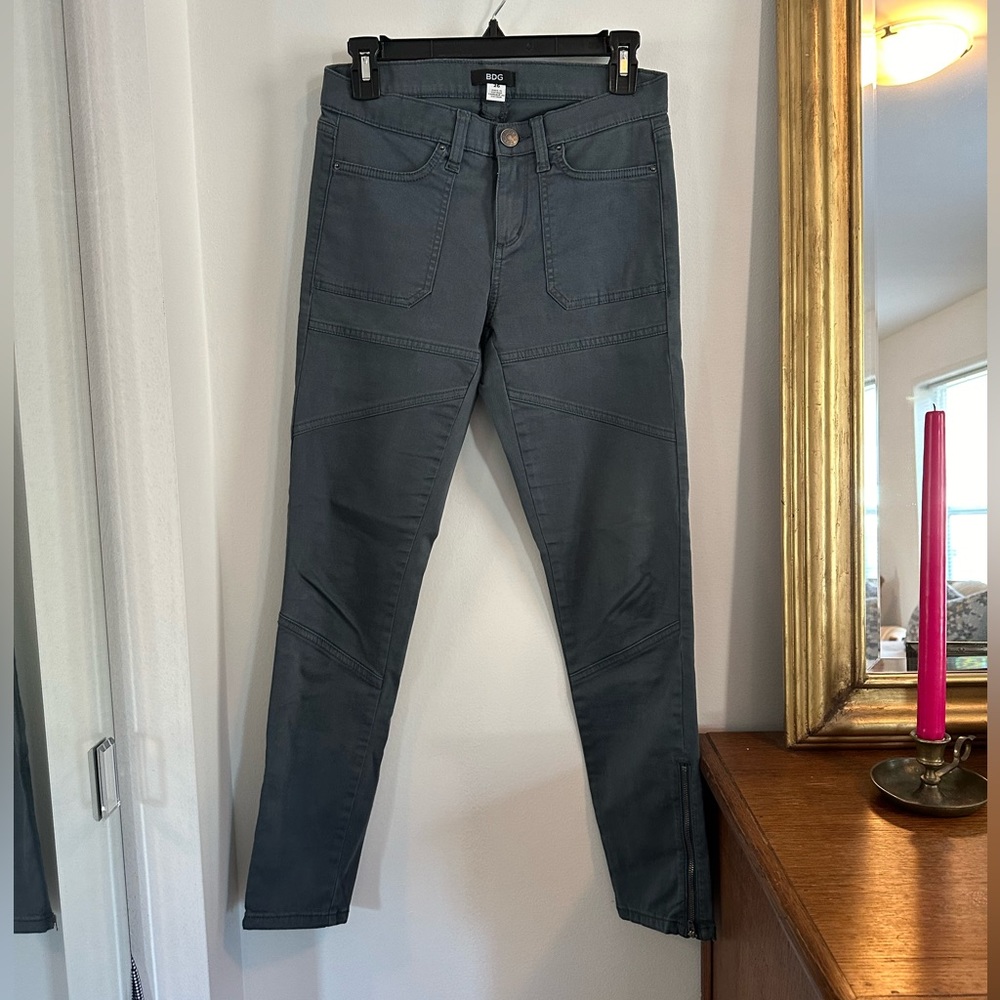 Great BDG pants with fun details and zipper your ankles